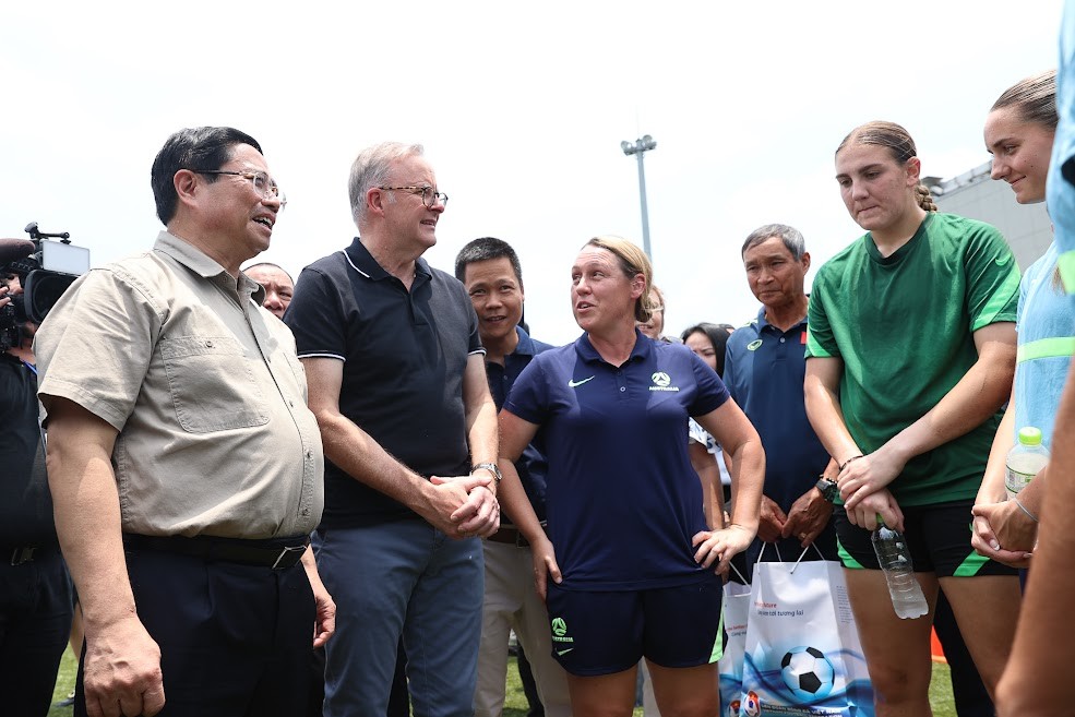 Hai Thủ tướng trò chuyện với các cầu thủ và ban huấn luyện Đội tuyển nữ U20 Australia - Ảnh: VGP/Nhật Bắc