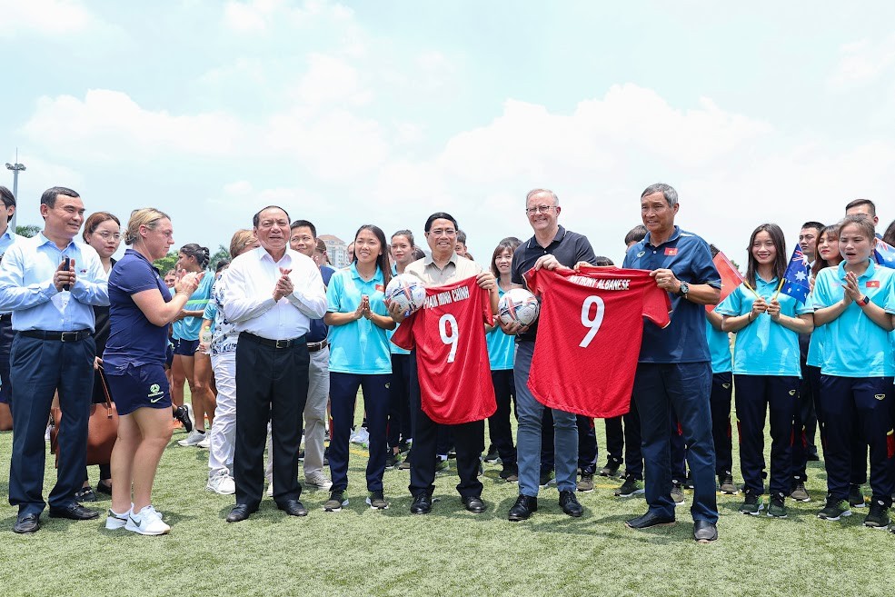 Đội tuyển nữ Việt Nam tặng hai Thủ tướng áo thi đấu - Ảnh: VGP/Nhật Bắc