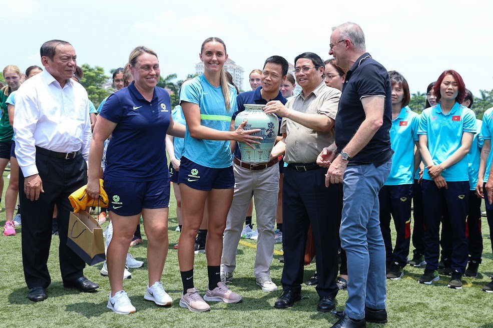 Thủ tướng động viên, tặng quà Đội tuyển nữ U20 Australia đang thi đấu vòng loại thứ 2 Cúp Bóng đá nữ U20 châu Á 2024 tại Việt Nam - Ảnh: VGP/Nhật Bắc