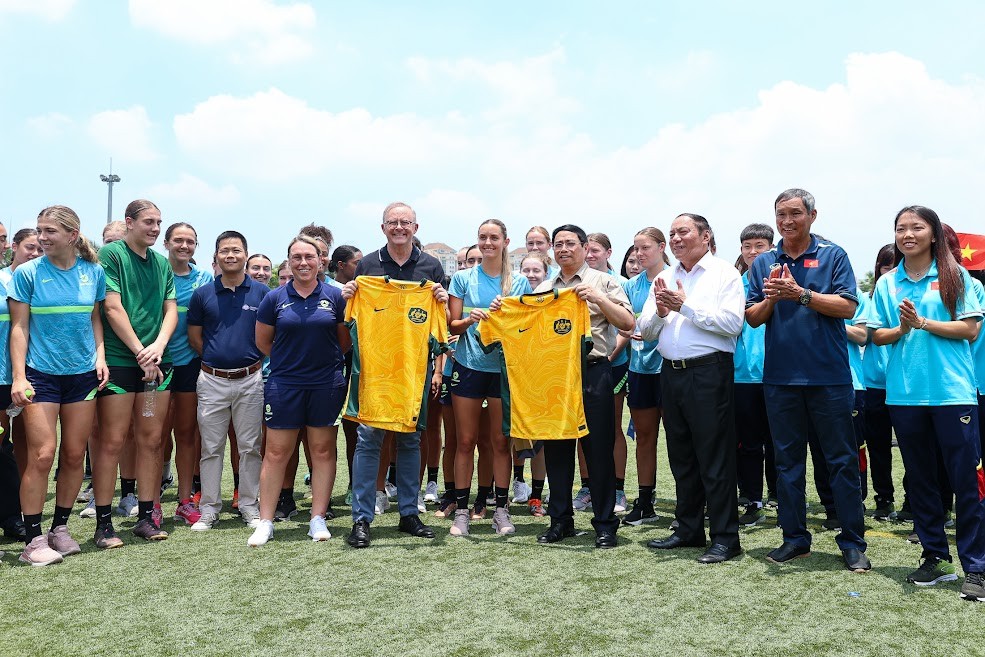 Đội tuyển nữ U20 Australia tặng hai Thủ tướng áo thi đấu - Ảnh: VGP/Nhật Bắc