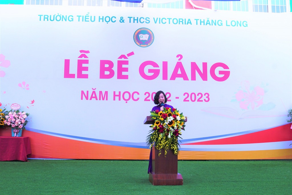 PGS.TS Nguyễn Thị Ngân Hoa – Hiệu trưởng Nhà trường đọc diễn văn tổng kết năm học 2022-2023.