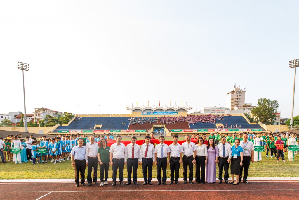 Đại diện Bộ Giáo dục và Đào tạo, lãnh đạo địa phương, lãnh đạo Ban Tổ chức và các đoàn tham dự giải chụp ảnh lưu niệm