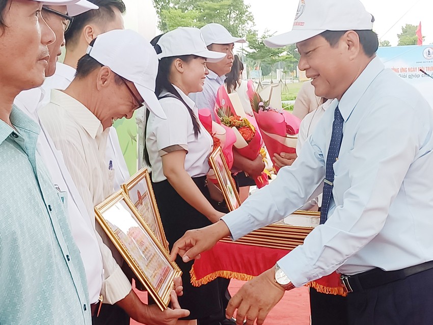 Ông Nguyễn Văn Thương - Phó Chủ tịch UBND huyện Bàu Bàngkhen thưởng các tập thể, cá nhân đã tích cực tham gia hội thi “Trường học xanh - Khu, ấp xanh”