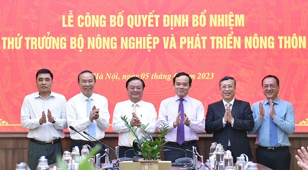 Phó Thủ tướng Trần Lưu Quang và các đồng chí lãnh đạo Bộ NN&PTNT - Ảnh: VGP/Hải Minh