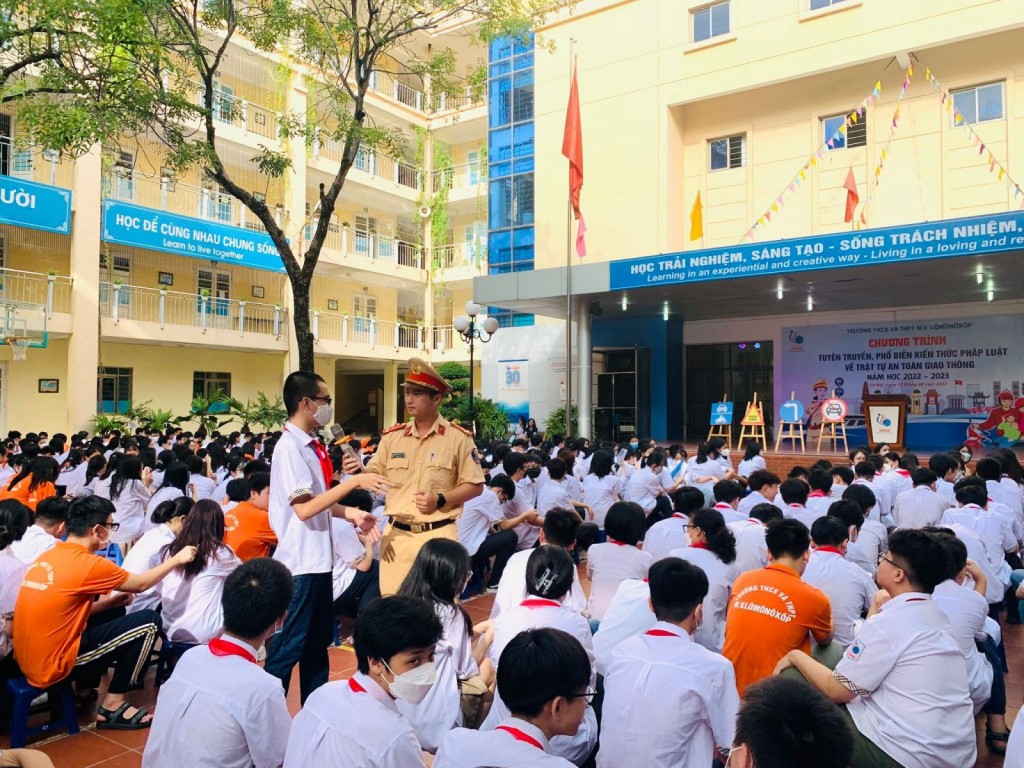 Thượng úy Phạm Trọng Quyết - đội cảnh sát giao thông trật tự, Công an Quận Nam Từ Liêm. Thượng úy Phạm Trọng Quyết đã trực tiếp tuyên truyền, giáo dục những kiến thức bổ ích, thiết thực về pháp luật, tham gia giao thông an toàn.