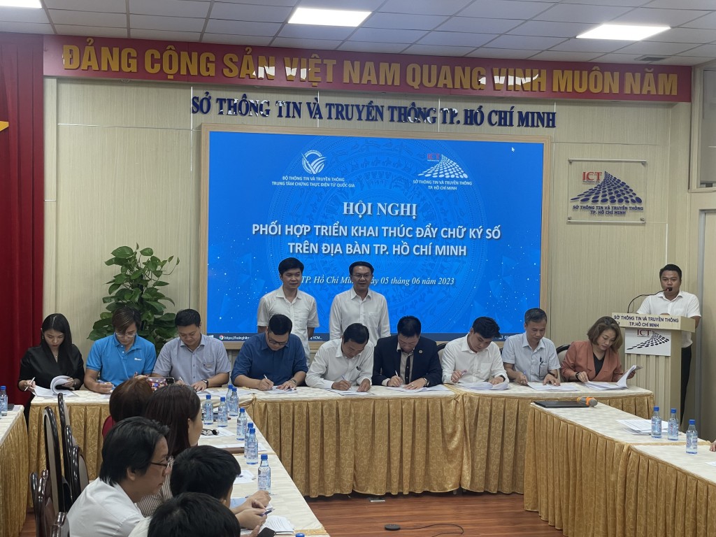 Nghi thức ký kết biên bản phối hợp triển khai thúc đẩy phổ cập chữ ký số giữa Sở TT&TT, Câu lạc bộ Chữ ký số và Giao dịch điện tử Việt Nam và các đơn vị cung cấp dịch vụ chứng thực chữ ký số công cộng.
