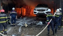 Vụ cháy gara ô tô trên đường Nguyễn Văn Giáp đã thiêu rụi 8 xe ô tô, trong đó có nhiều xe sang