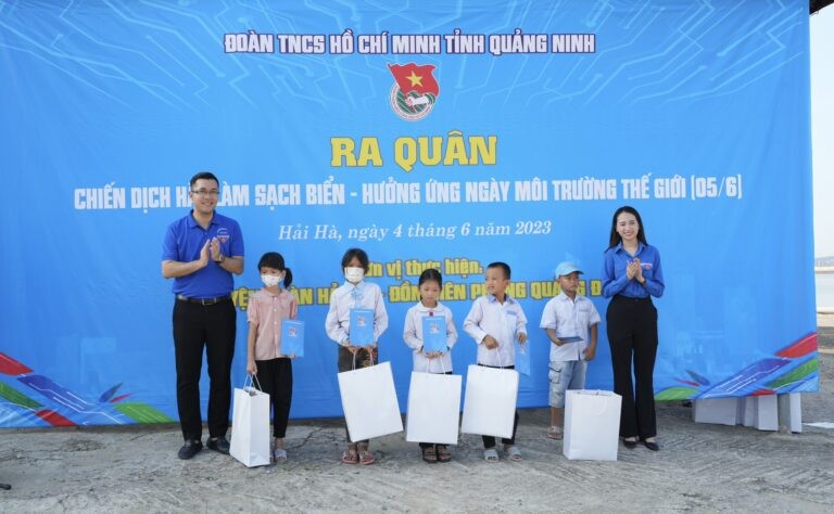 Đồng chí Nguyễn Thế Minh, Phó Bí thư Thường trực Tỉnh đoàn trao quà cho các em có HCKK trên địa bàn xã Quảng Phong và Thị trấn Quảng Hà
