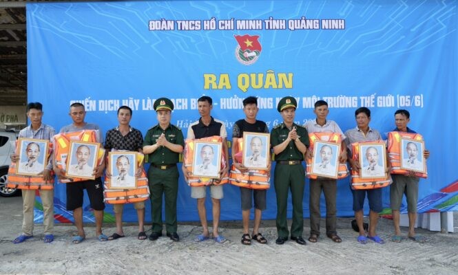 Đồn biên phòng Quảng Đức cũng dành tặng 10 phần quà bao gồm ảnh Bác Hồ, cờ tổ quốc và phao cứu sinh cho các hộ ngư dân trên địa bàn.