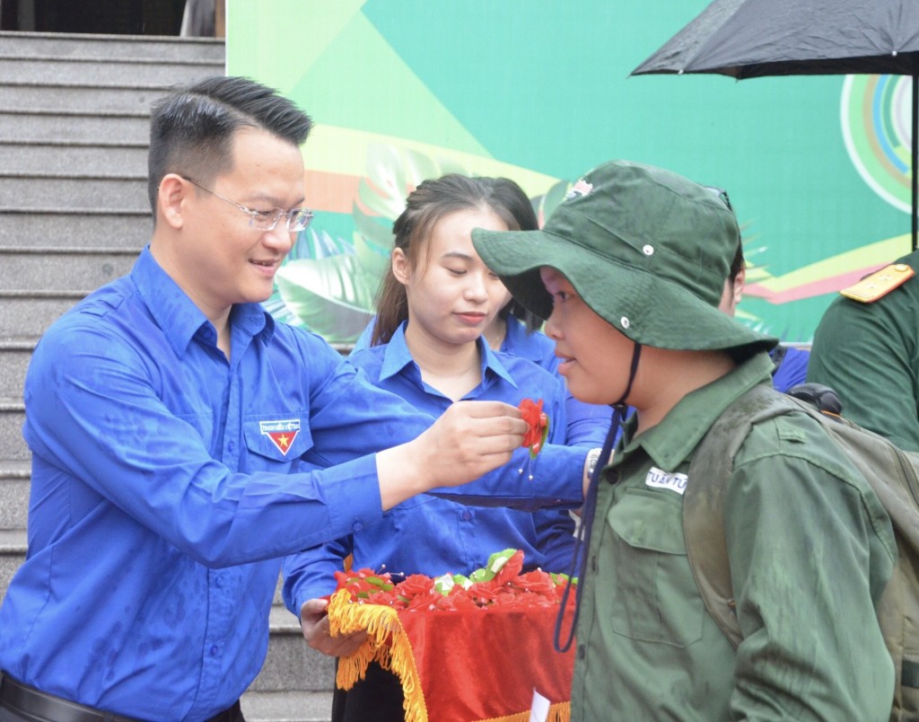 Anh Nguyễn Mạnh Dũng, Bí thư Thành đoàn Đà Nẵng cài hoa danh dự cho các chiến sĩ nhí (Ảnh Đ.Minh)