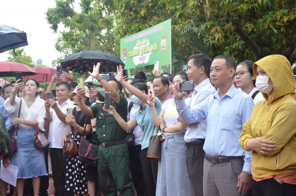 Đông đảo phụ huynh đứng cổ vũ và động viên con em mình hoàn thành tốt các nội dung huấn luyện (Ảnh Đ.Minh)