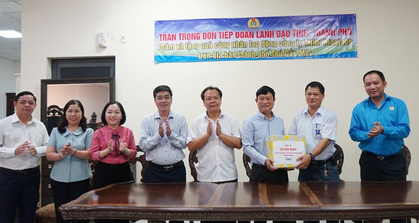 Ông Võ Văn Minh (thứ 3 từ phải qua), Chủ tịch UBND tỉnh tặng quà cho Công ty TNHH King Jade.