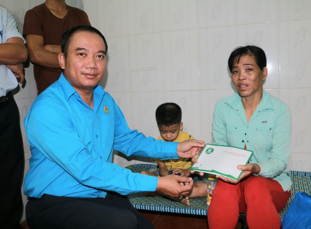 Chủ tịch UBND tỉnh Bình Dương thăm, tặng quà công nhân lao động