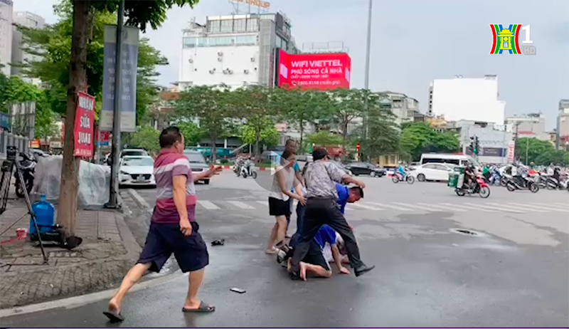 Hình ảnh các đối tượng hung hãn tấn công phóng viên Đài Phát thanh và Truyền hình Hà Nội (ảnh cắt từ clip)