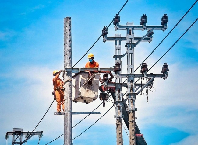 Thực hiện các giải pháp bảo đảm cung ứng điện mùa khô năm 2023 và thời gian tới