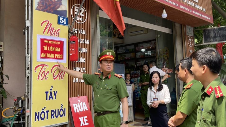 Trưởng phòng Cảnh sát PCCC&CNCH trực tiếp kiểm tra công tác PCCC tại một số tổ liên gia trên địa bàn huyện Sóc Sơn (Hà Nội)