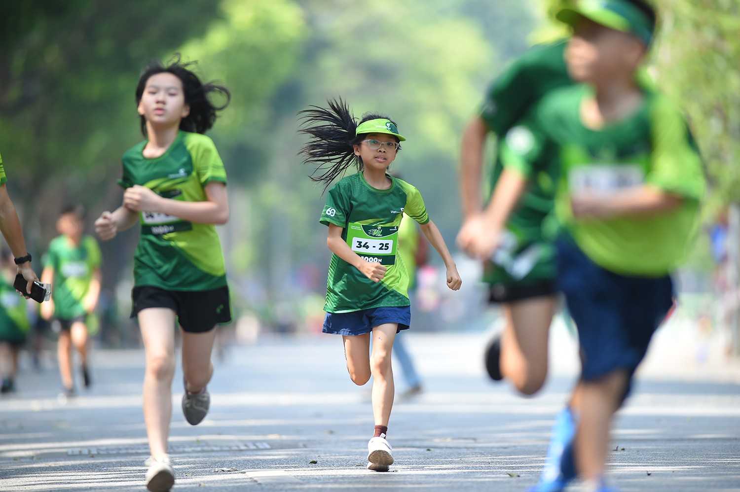 Vận động viên ganh đua quyết liệt trên đường đua...