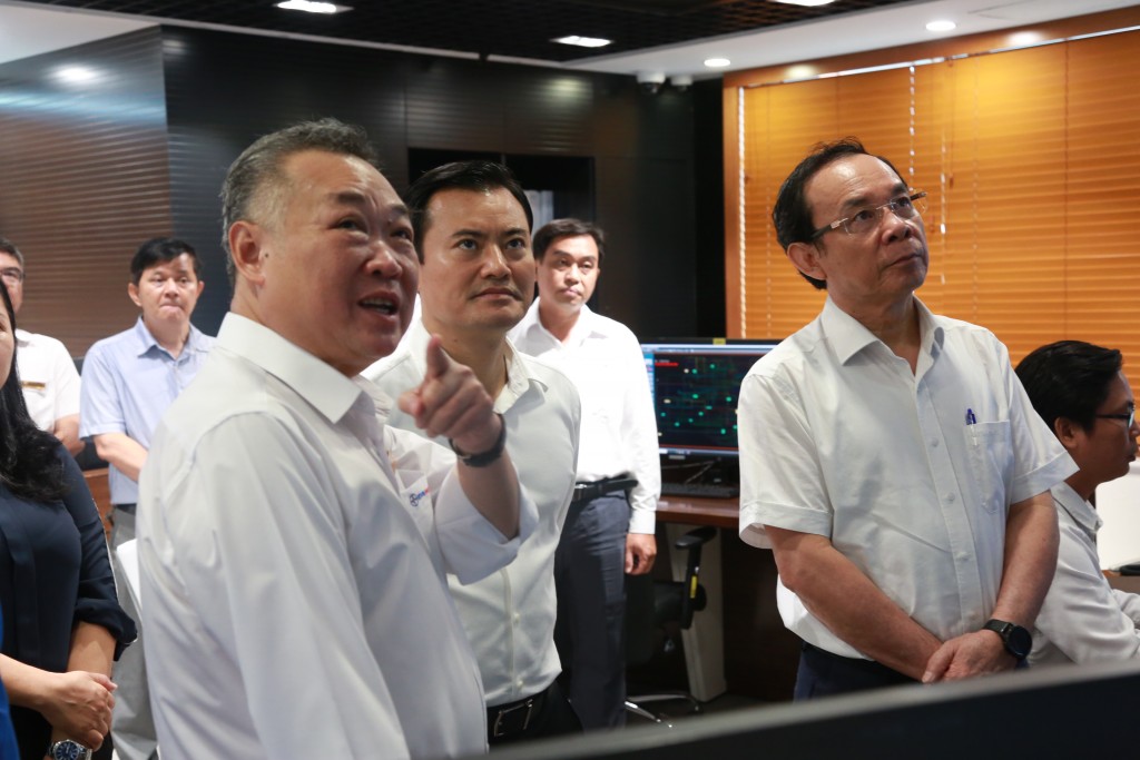 Đồng chí Phạm Quốc Bảo giới thiệu với đồng chí Nguyễn Văn Nên khi tới thăm Trung tâm Điều độ hệ thống điện TP HCM
