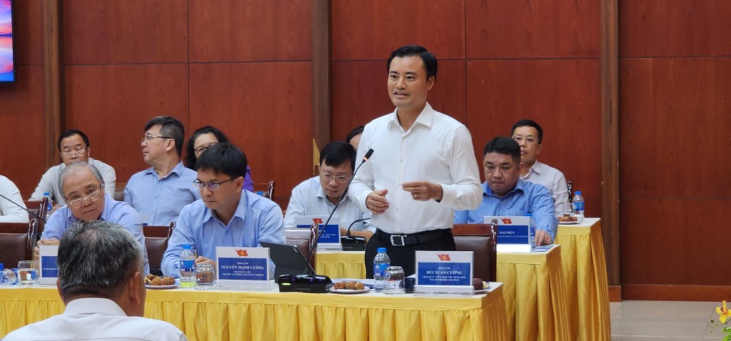 Đồng chí Bùi Xuân Cường – Thành ủy viên, Phó Chủ tịch Ủy ban Nhân dân Thành phố phát biểu tại buổi làm việc với EVNHCMC