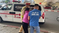 CSGT Hà Nội kịp thời cứu giúp người phụ nữ điều khiển xe máy, bị cảm nắng trên đường