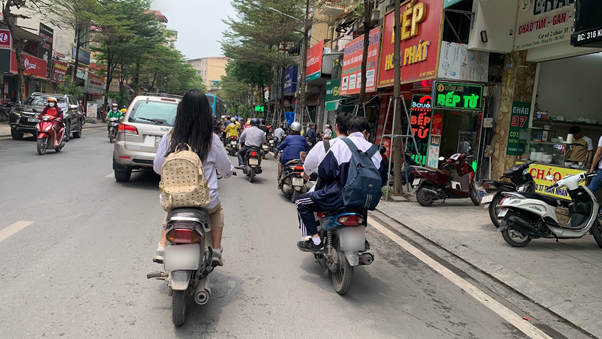 Khi các em học sinh, sinh viên cũng bắt chước người lớn không tuân thủ luật giao thông