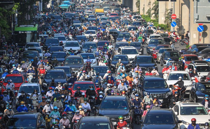 Mạnh ai người nấy đi, không theo hàng lối nào khiến tình trạng tắc đường của Hà Nội vào mùa hè càng thêm căng thẳng