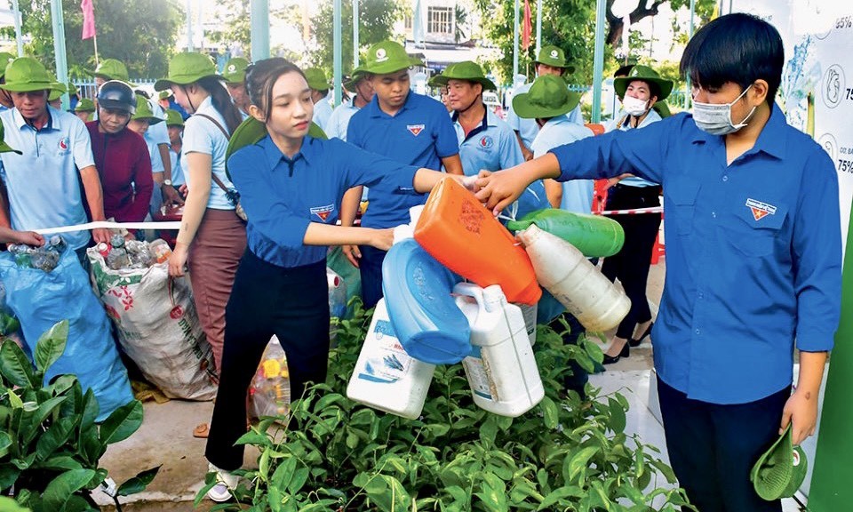  “Ðổi rác thải nhựa lấy cây trồng” được Phòng Tài nguyên và Môi trường huyện Thới Bình duy trì 2 năm qua