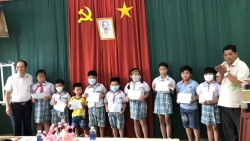 Phóng viên thường trú tại Đồng Nai trao học bổng cho học sinh nghèo vượt khó