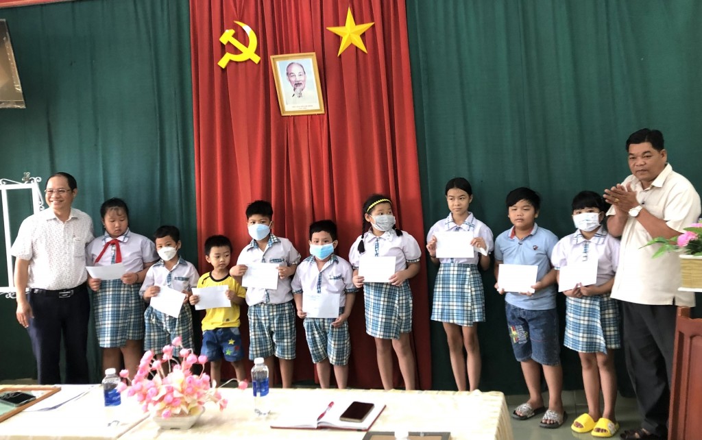 Các phóng viên thường trú tại Đồng Nai trao học bổng cho học sinh nghèo vượt khó ở xã Tân Bình, huyện Vĩnh Cửu.