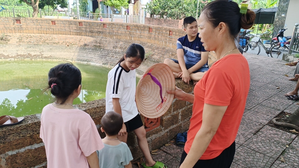 Người dân Hà Nội đứng, ngồi giữa nắng nóng khi mất điện “không như lịch”