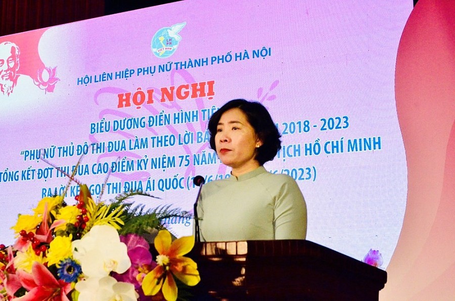 Bà Lê Kim Anh, Thành ủy viên, Chủ tịch Hội LHPN Hà Nội phát biểu tại Hội nghị