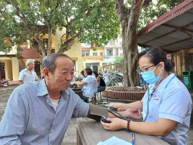 Chiến dịch khám sàng lọc, chăm sóc sức khỏe người cao tuổi trên địa bàn huyện Quốc Oai