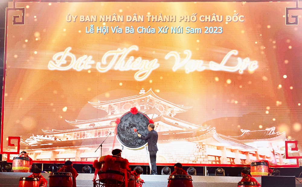 1.	Ông Lâm Quang Thi - Bí thư Thành ủy, Chủ tịch UBND TP. Châu Đốc thực hiện nghi thức đánh trống khai hội Lễ hội Vía Bà Chúa Xứ núi Sam năm 2023
