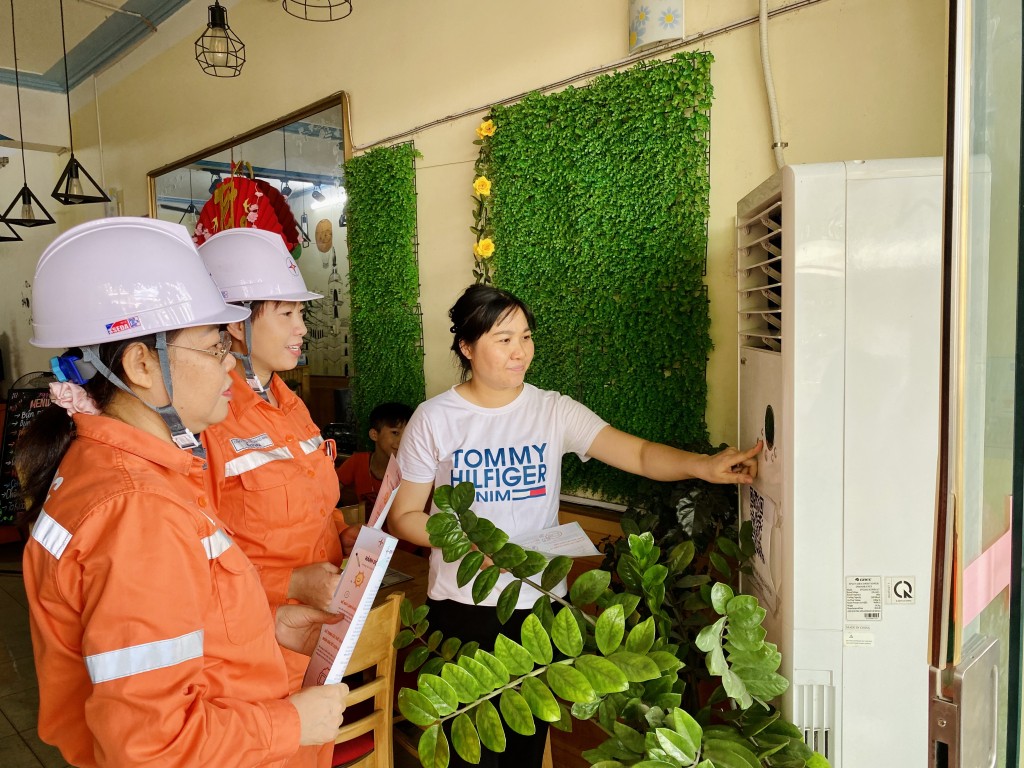 Phấn đấu hằng năm tiết kiệm tối thiểu 2% tổng điện năng tiêu thụ Phấn đấu hằng năm tiết kiệm tối thiểu 2% tổng điện năng tiêu thụ