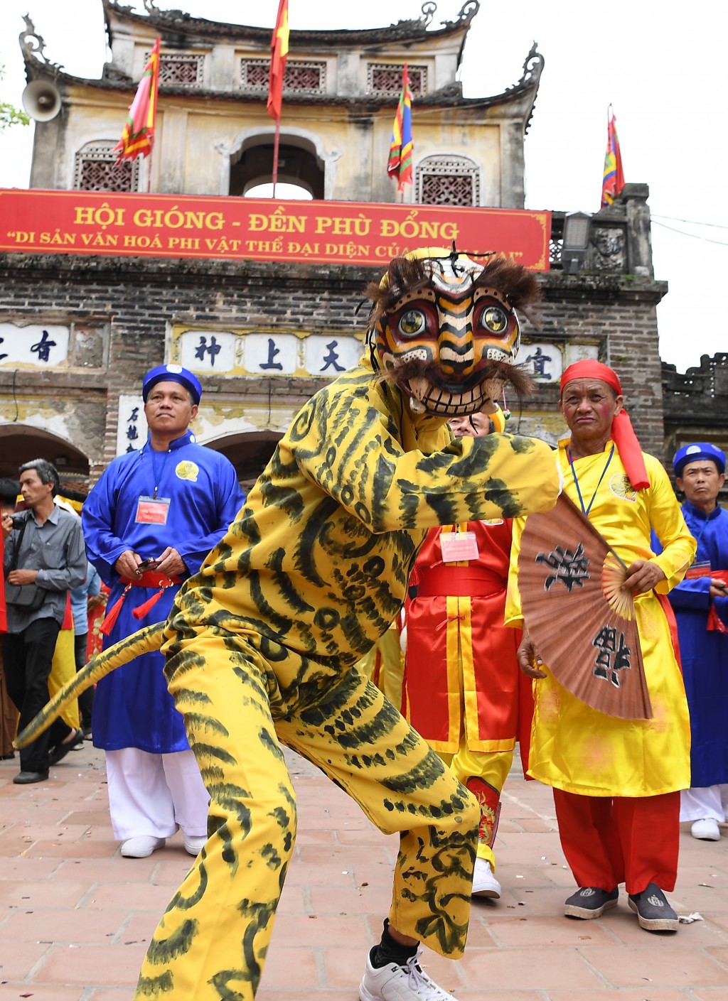 Ông hổ trong đám rước (Ảnh: NSNA Trần Nhân Quyền)