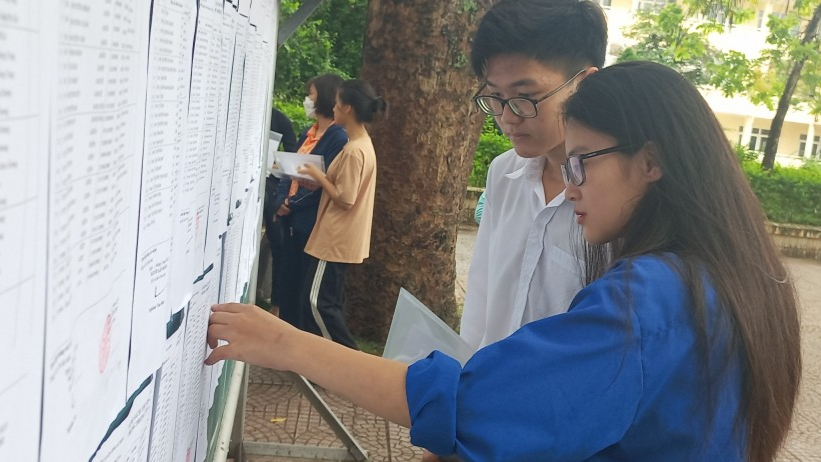 Tình nguyện viên huyện Thanh oai hỗ trợ thí sinh đến làm thủ tục dự thi 