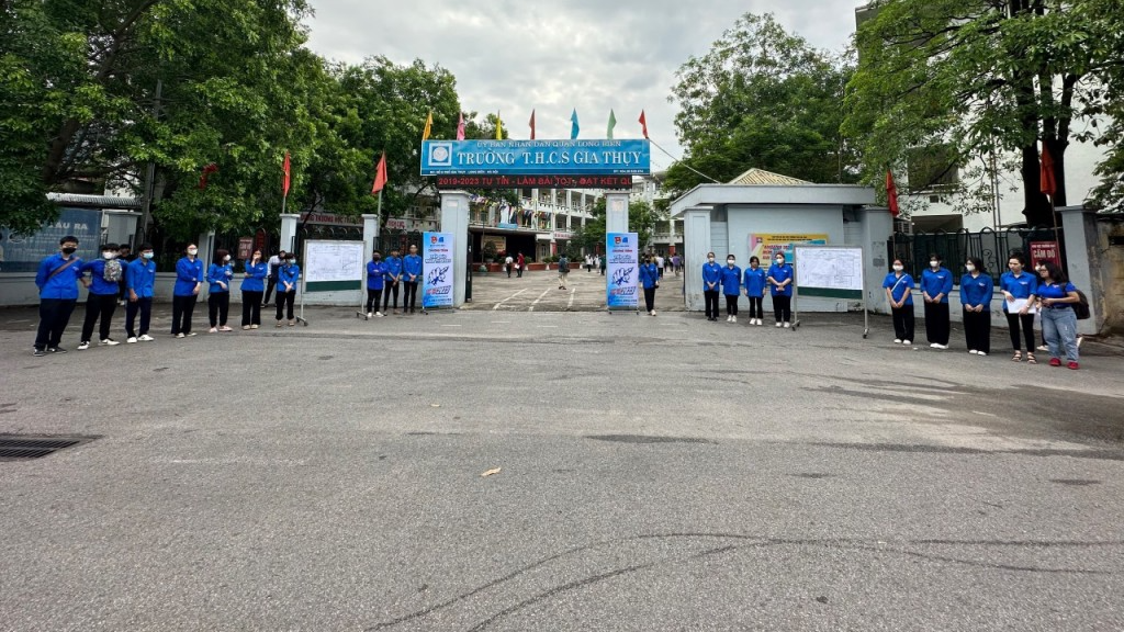 Các tình nguyện viên quận Long Biên có mặt từ sớm hỗ trợ các thí sinh 