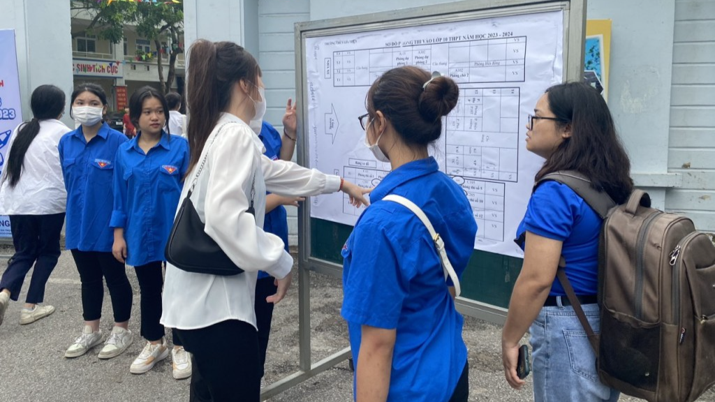 Tình nguyện viên hướng dẫn thí sinh đến các phòng làm thủ tục dự thi 
