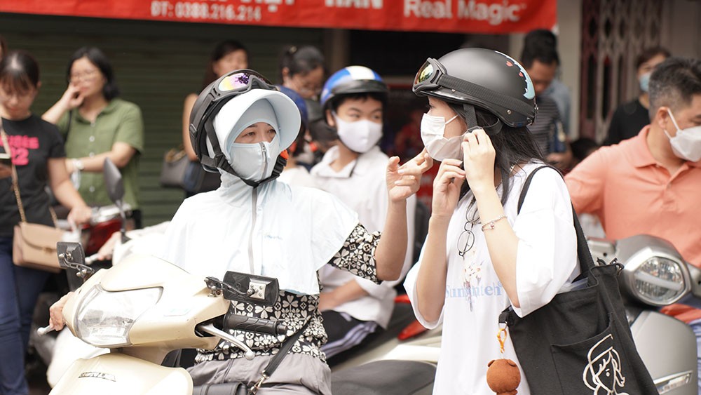 Hôm nay (28/7), học sinh trúng tuyển bổ sung nộp hồ sơ vào lớp 10 ở Hà Nội