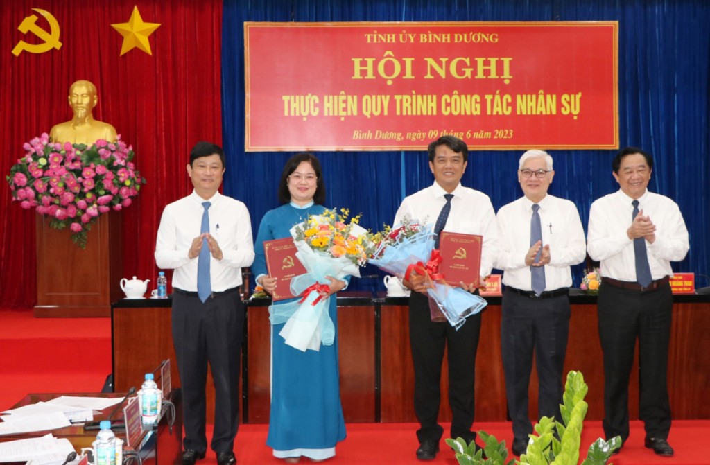 Lãnh đạo tỉnh Bình Dương chúc mừng đồng chí Nguyễn Thị Mỹ Hằng và Bùi Thanh Nhân.