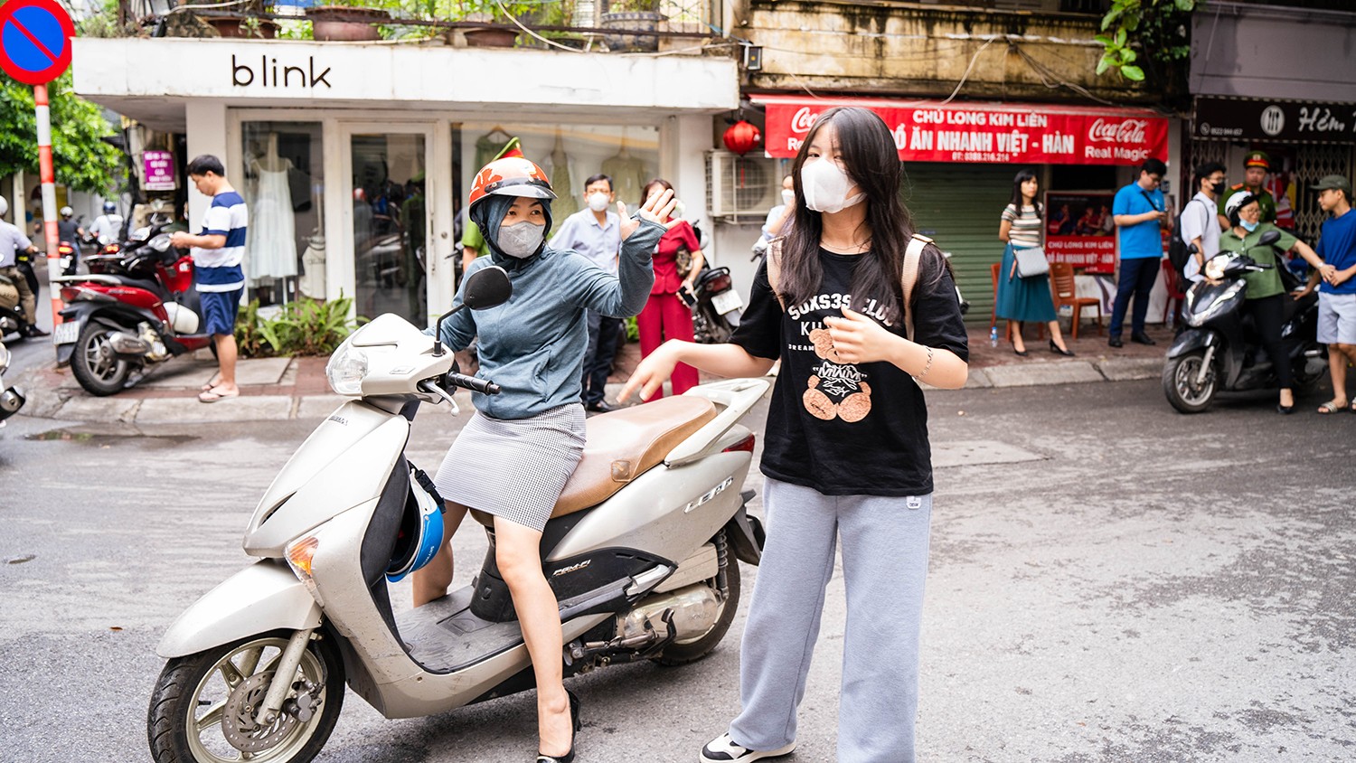 Đặc biệt, nhất nhất các em phải nhớ thực hiện đúng quy chế thi, nhất là các quy định liên quan đến điện thoại di động tuyệt đối không được mang đến trường thi Đặc biệt, nhất nhất các em phải nhớ thực hiện đúng quy chế thi, nhất là các quy định liên quan đến điện thoại di động tuyệt đối không được mang đến trường thi