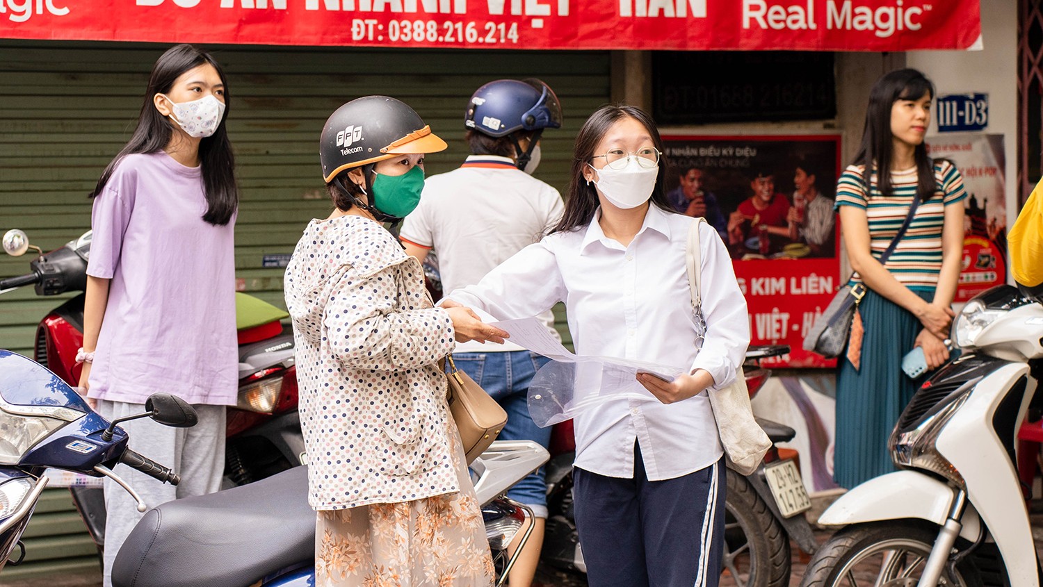 Phụ huynh và học sinh kiểm tra lại giấy tờ, thẻ dự thi trước khi vào điểm thi Phụ huynh và học sinh kiểm tra lại giấy tờ, thẻ dự thi trước khi vào điểm thi