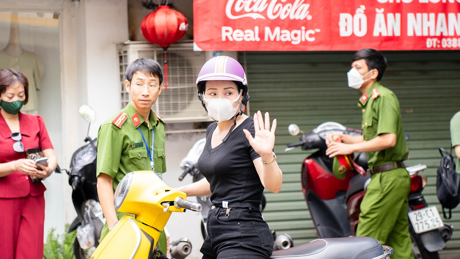 Sự lo lắng ánh lên trong ánh mắt của các bậc phụ huynh. Hy vọng các con vượt vũ môn thành công Sự lo lắng ánh lên trong ánh mắt của các bậc phụ huynh. Hy vọng các con vượt vũ môn thành công