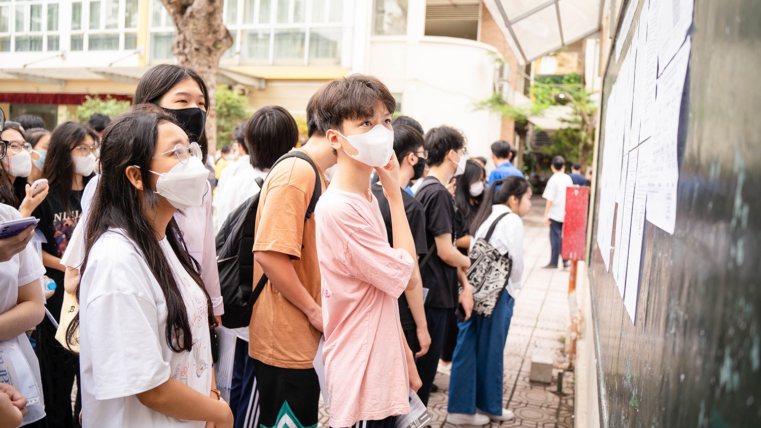 Các thí sinh tới trường để xem danh sách phòng thi, số báo danh của mình Các thí sinh tới trường để xem danh sách phòng thi, số báo danh của mình