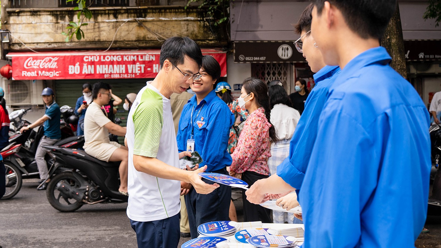 Phụ huynh trong thời gian đợi thí sinh cũng được tặng quạt và nước