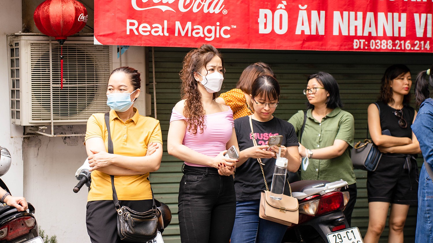 Các bậc phụ huynh ngóng đợi thí sinh ở phía bên ngoài Các bậc phụ huynh ngóng đợi thí sinh ở phía bên ngoài