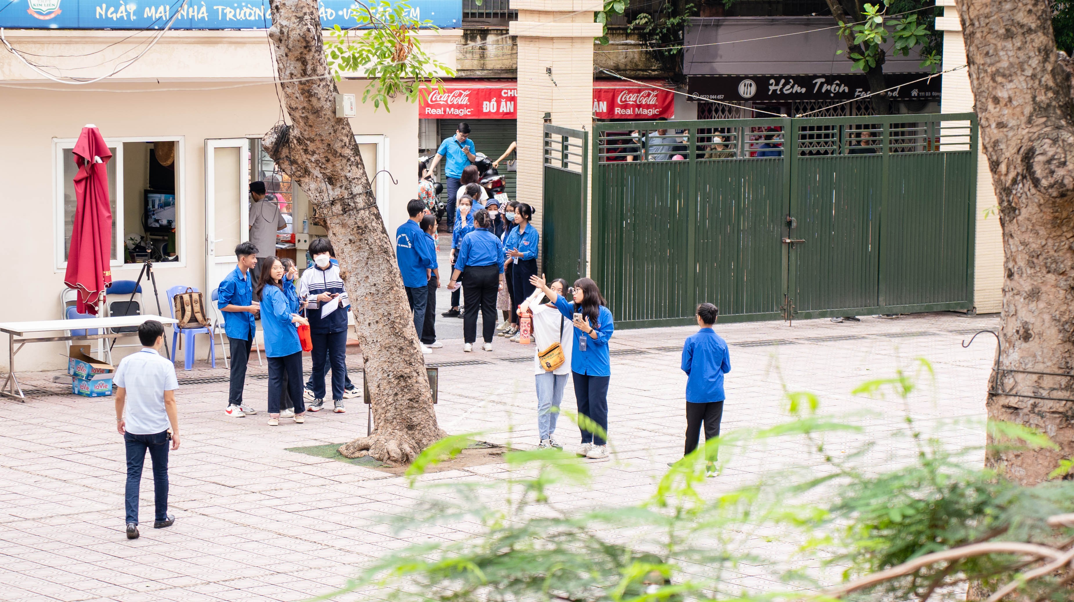 Tại các vị trí ở điểm thi đều có lực lượng thanh niên tình nguyện hỗ trợ, hướng dẫn thí sinh đến phòng thi nhanh nhất