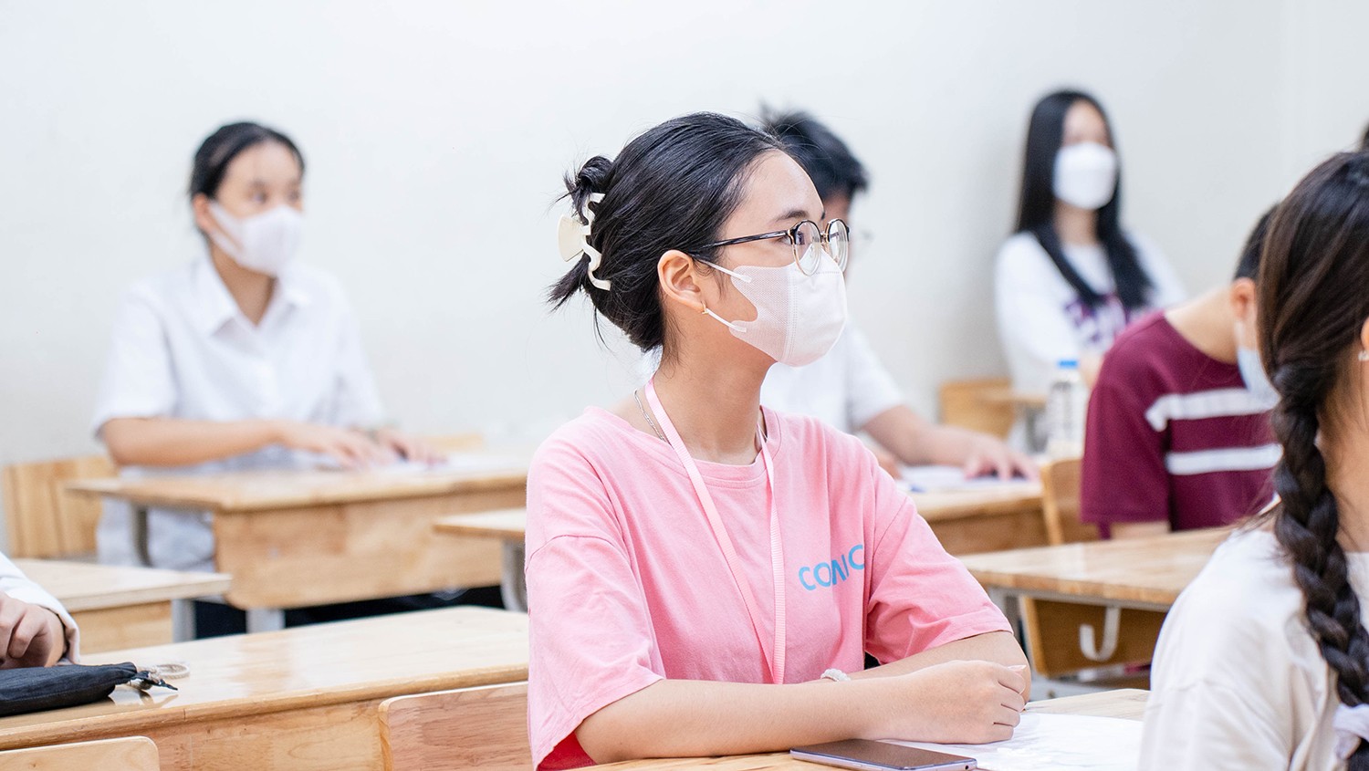 Thí sinh cũng nghe phổ biến quy chế thi và các đồ dùng được phép mang vào phòng thi Thí sinh cũng nghe phổ biến quy chế thi và các đồ dùng được phép mang vào phòng thi