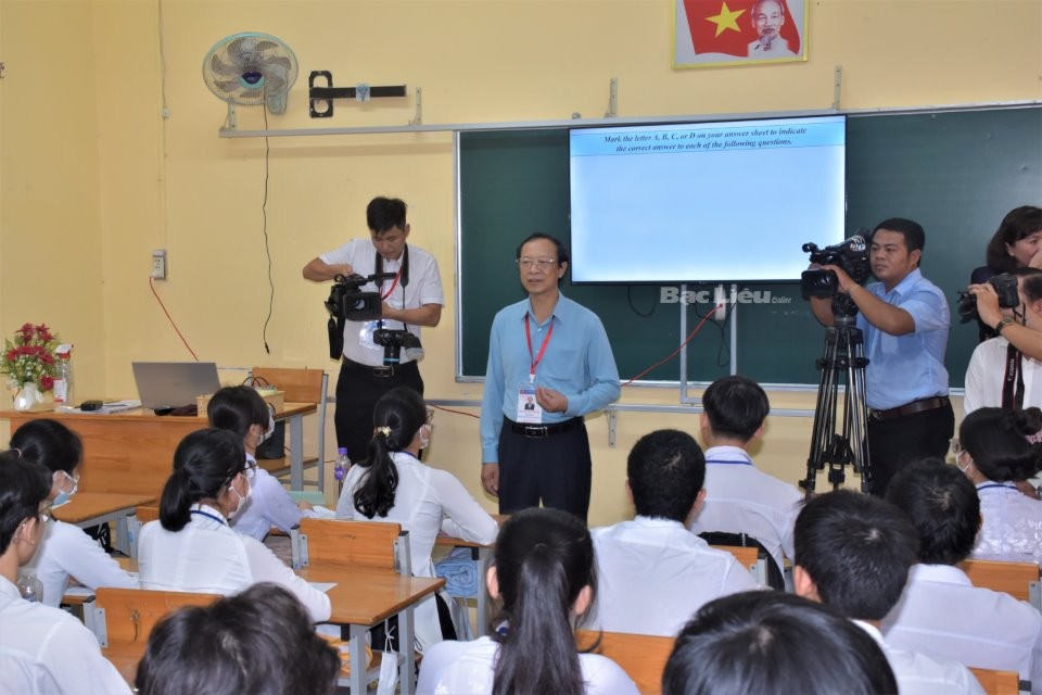 Thứ trưởng Phạm Ngọc Thưởng thăm hỏi và động viên các em học sinh đang ôn tập thi tốt nghiệp THPT năm 2023.