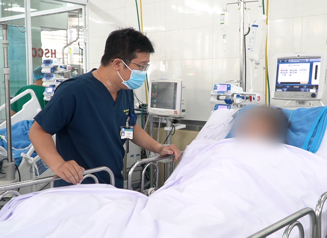 Bác sĩ Bệnh viện Chợ Rẫy thăm khám cho bệnh nhân bị tai biến sau khi hút mỡ bụng